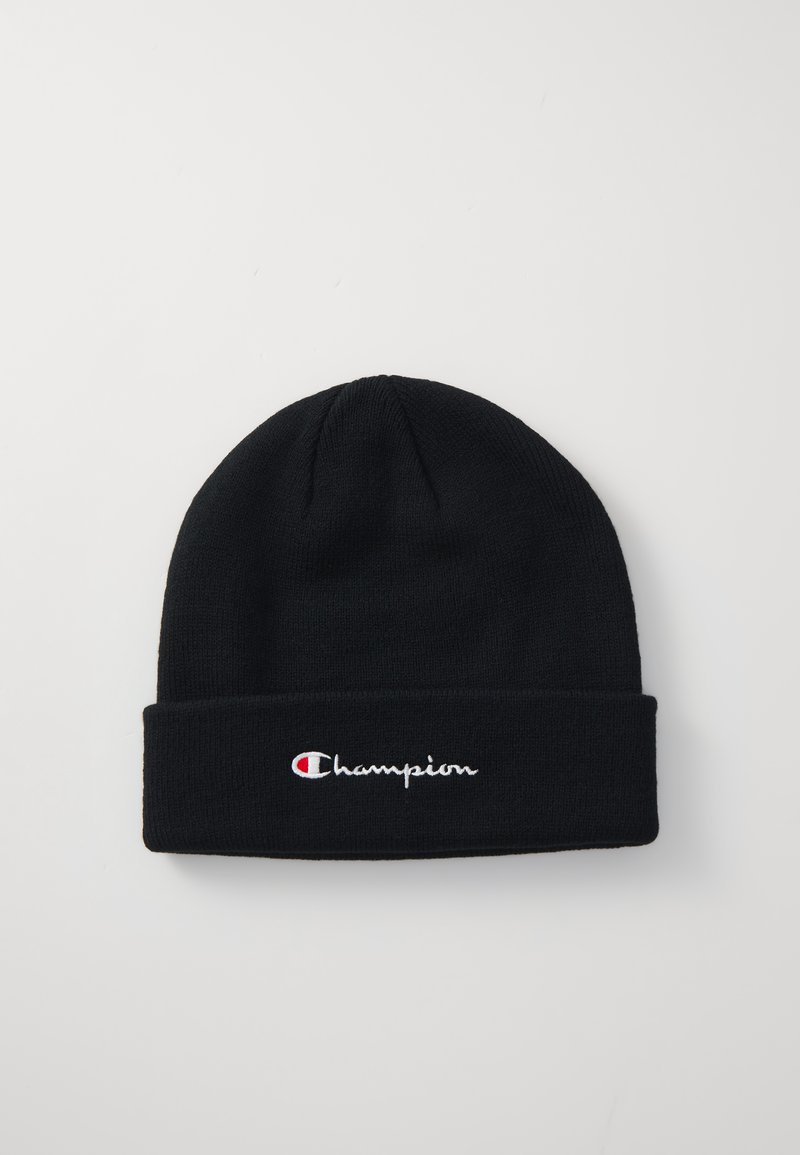 Berretto lavorato a maglia nero con risvolto. Presenta il logo "Champion" ricamato in bianco con un emblema colorato. Texture morbida e vestibilità aderente.