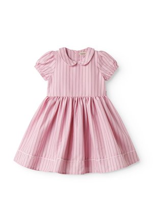 Rózsaszín kisgyermek ruha függőleges csíkokkal, fodros rövid ujjakkal, Peter Pan gallérral és összegyűrt szoknyával fehér háttéren.