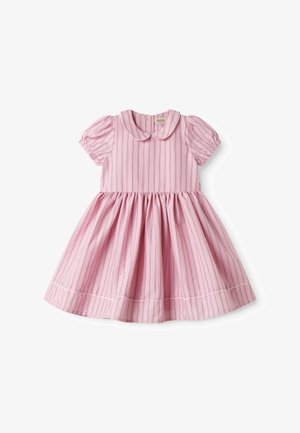 Rosa småbarnskjole med vertikale striper, puffede korte ermer, Peter Pan-krage og rynket skjørt på hvit bakgrunn.