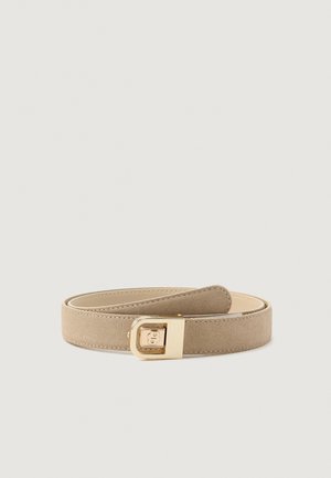 Beige suède riem opgerold met een kleine gouden rechthoekige gesp op een neutrale lichte achtergrond.