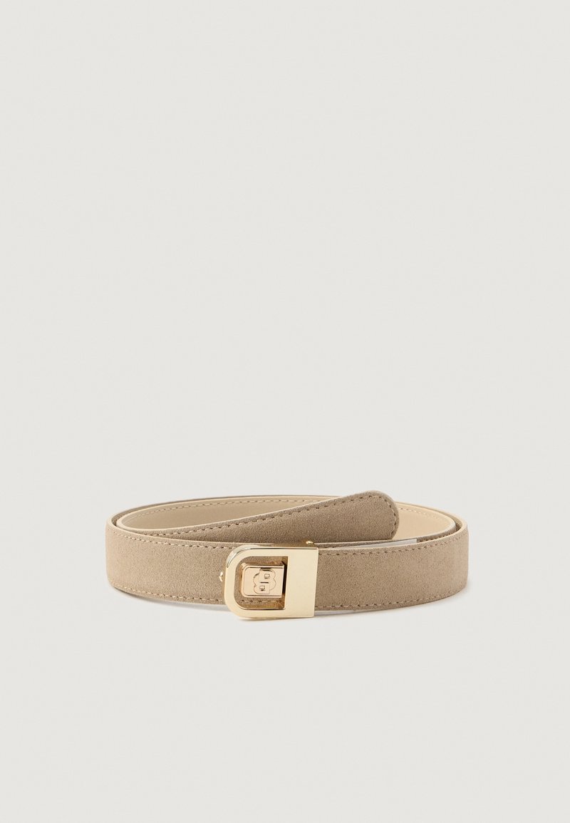 Ceinture en daim beige roulée avec une petite boucle rectangulaire dorée sur un fond clair neutre.