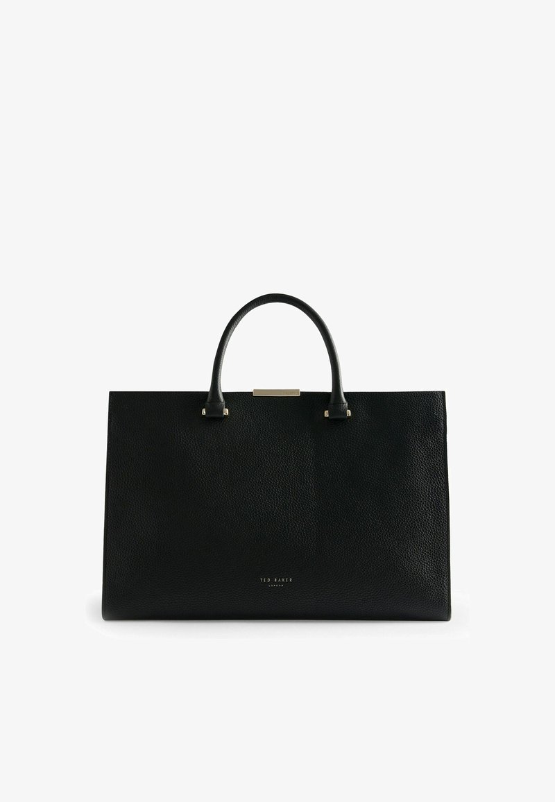 Sac fourre-tout en cuir noir à texture granuleuse, doté de deux poignées et d'un accent métallique. Présente un design minimaliste avec un logo en bas.