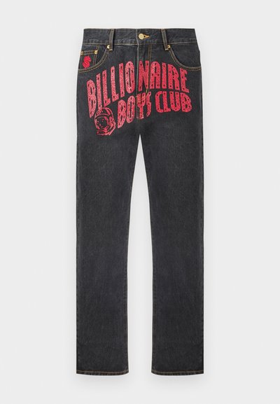 Schwarze Denim-Jeans mit einem auffälligen roten Grafikdruck, auf dem "Billionaire Boys Club" mit einem Astronauten-Emblem steht, in gerader Passform.