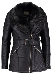 Chaqueta negra de cuero sintético con cuello de piel sintética, diseño acolchado, cintura con cinturón y bolsillos con cremallera. Cuenta con herrajes plateados.