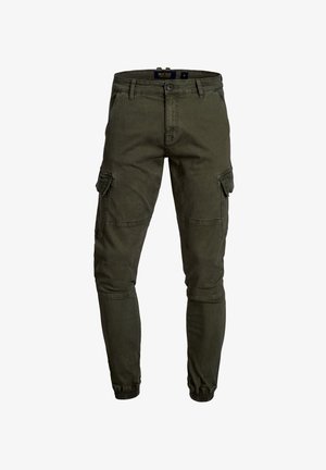Mørkegrønne cargobukser med knappelukking, elastiske mansjetter og klaffelommer på hvert lår.