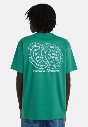 Groen katoenen T-shirt met korte mouwen, voorzien van een witte cirkelvormige grafische print en de tekst "Future Nature" op de achterkant. Casual pasvorm.