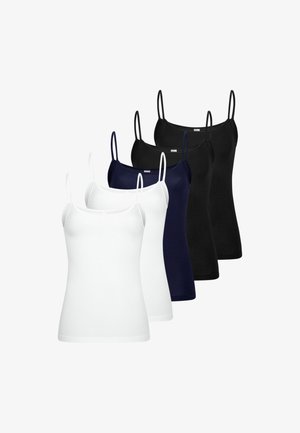 Cinq camisoles sans manches avec fines bretelles en blanc, bleu marine et noir, disposées en formation superposée et décalée.