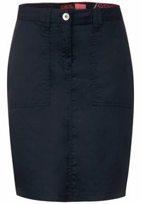 Jupe bleu marine en tissu léger. Elle possède un bouton à l'avant et une fermeture éclair, deux poches avant et une texture lisse.