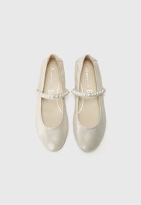 Ljust grå ballerina-skor i glitterfinish, med ett band prytt med runda pärlor och en rundad tådesign.