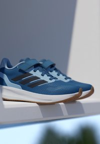 Scarpe sportive blu con tomaia in mesh, design strutturato e suola intermedia bianca Cloudfoam. Presentano dettagli neri e una fascia in velcro.