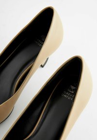 Next WIDE FIT FOREVER COMFORT KITTEN HEEL COURT - Klassikalised kontsakingad - taupe brown