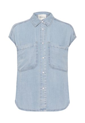 Chemise en denim bleu clair à manches courtes avec un bouton à l'avant, deux poches poitrine et un col évasé. Texture lisse et coupe décontractée.