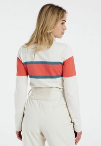 Langärmliges Oberteil in Creme mit horizontalen Streifen in Koralle und Türkis. Verfügt über eine lockere Passform und ein strukturiertes Taillendetail.