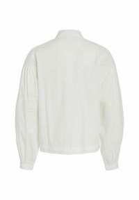 Witte blouse met lange mouwen en een hoge halslijn, voorzien van gedetailleerde kantaccenten langs de schouders. Heeft een losse pasvorm en geplooide manchetten.