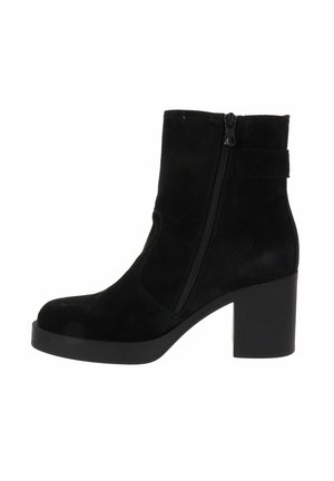 Stivaletto in camoscio nero con tacco a blocco, chiusura laterale con zip e una texture liscia. Presenta un design semplice e una forma della punta arrotondata.
