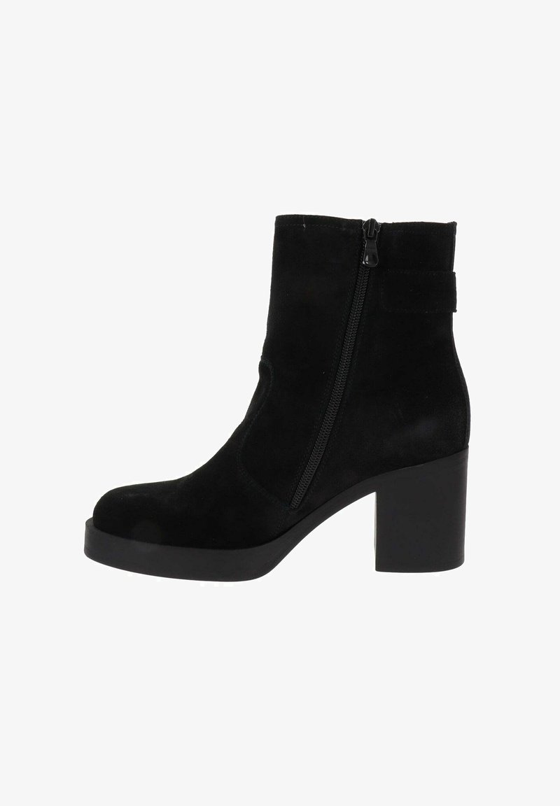 Schwarze Wildleder-Stiefelette mit Blockabsatz, seitlichem Reißverschluss und glatter Textur. Sie zeichnet sich durch ein schlichtes Design und eine runde Zehenform aus.
