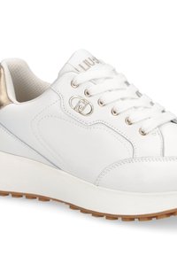 Hvide lædersneakers med en struktureret guldaccent ved hælen, hvide snørebånd og en gummisål med et cirkulært mønster.