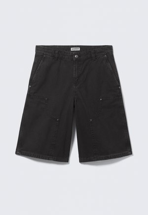 Shorts noirs mi-genoux avec grandes poches plaquées à l'avant, fermeture par bouton métallique, passants pour ceinture et poches latérales, posés à plat sur un fond clair.