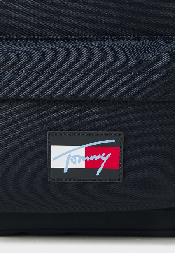 SCRIPT FLAG BACKPACK UNISEX – Schulranzen