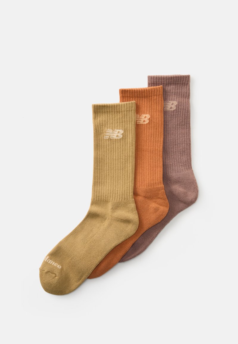 Tri ribane čarape do koljena u maslinasto zelenoj, narančasto-smeđoj i ružičastoj boji s malim bijelim New Balance logotipom blizu vrha.