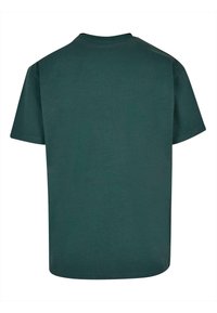 Grøn bomulds t-shirt med standard rund hals, korte ærmer og en glat tekstur. Visningen er fra bagsiden. Ingen grafik eller mønstre.