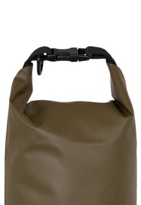 Bolsa enrollable impermeable de color verde oliva, hecha de vinilo duradero, con una correa negra y un cierre de clip. Textura suave con un acabado mate.
