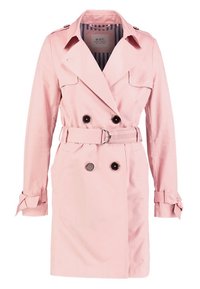 Różowy płaszcz trencz z podwójnym rzędem guzików, dużymi czarnymi guzikami, paskiem w talii oraz ozdobnymi pagonami na ramionach. Wyściełany tkaniną w paski.