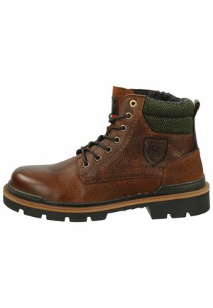 Botas de tobillo de cuero marrón con acabado texturizado, tela de espiga verde en el cuello, suela de goma negra y ojales de metal para los cordones.