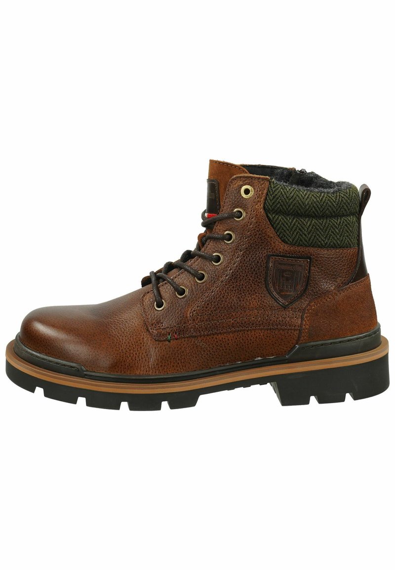 Botas de tobillo de cuero marrón con acabado texturizado, tela de espiga verde en el cuello, suela de goma negra y ojales de metal para los cordones.