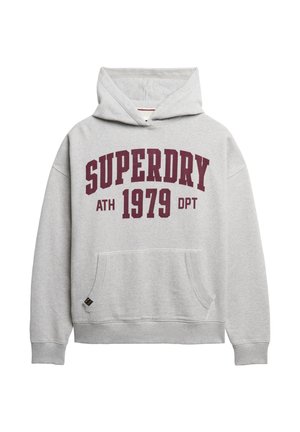Grijze hoodie van katoen, met een groot bordeauxrood "SUPERDRY" logo, "1979" en "ATH DPT" tekst. Het heeft een zijzak en ribgebreide manchetten.