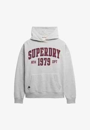 Grå hættejakke lavet af bomuld, med et stort maroon "SUPERDRY" logo, "1979," og "ATH DPT" tekst. Den har en frontlomme og ribbede manchetter.