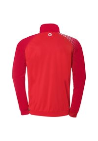 Rød atletisk jakke med høj krave, lange ærmer og et tekstureret trekantsmønster på venstre skulder. Lavet af glat, letvægtsmateriale.