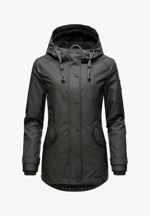Chaqueta impermeable negra con capucha, que presenta botones a presión, dos bolsillos frontales y un suave forro interior. Incluye detalles con cordón.