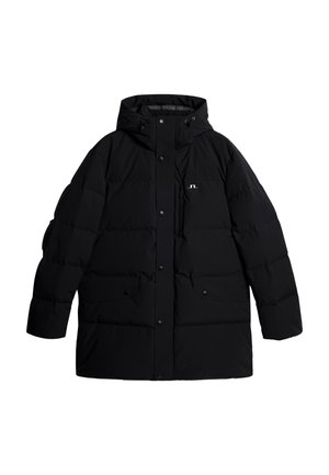 Abrigo acolchado negro con capucha, que presenta cierres a presión, bolsillos frontales y un detalle de logo. Tejido suave con una textura aislante y cálida.
