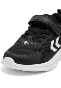 Czarne sportowe buty z siateczkowym wierzchem, teksturowanym materiałem i białymi akcentami. Posiadają sznurowanie i zapięcie na rzep, wyściółkę w podeszwie oraz detal z logo.