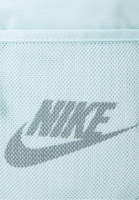 Nike Sportswear HERITAGE UNISEX - Mala a tiracolo - glacier blue