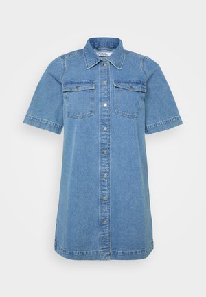 Lichtblauwe denim jurk met een kraag, korte mouwen, twee borstzakken en een voorste knoopsluiting. Vriendelijke textuur.