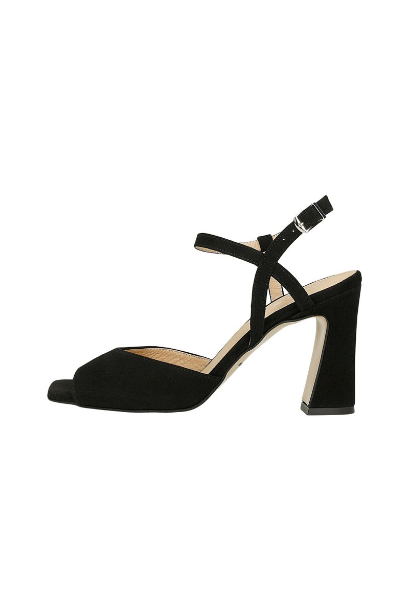 Černé semišové sandály na otevřenou špičku s širokým páskem přes přední část, křížovým designem kolem kotníku a blokovým podpatkem s kontrastním povrchem.