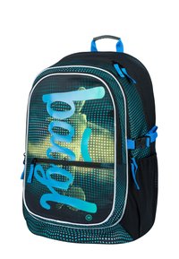 Czarny plecak z niebieskimi akcentami i graficznym przodem. Posiada zipowany główny kompartment, siateczkowe kieszenie boczne i wyściełane szelki.
