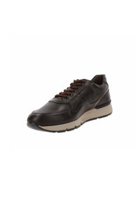 Bruine leren sneaker met een gladde afwerking, vetersluiting aan de voorkant, beige tussenzool en zwarte rubberen buitenzool. Bevat minimale stikseldetails.