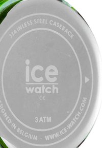Fond de montre en acier inoxydable rond avec texte gravé ; verre clair, accents verts autour du bord ; étanche jusqu'à 3 ATM.