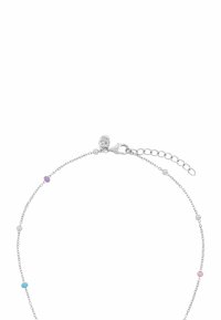 Pulsera de cadena de plata que presenta tres pequeñas cuentas redondas en azul, rosa y púrpura, con un cierre de langosta y un eslabón ajustable para el tamaño.