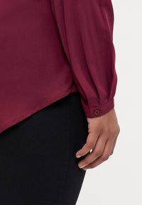 ONLY Carmakoma CARANITA SHIRT - Palaidinė - burgundy