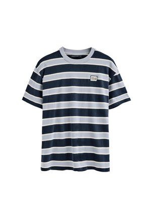 Korte mouwen T-shirt in marineblauw en lichtgrijze strepen. Heeft een geribbelde ronde hals en een klein vierkant logo op de linkerkant van de borst.