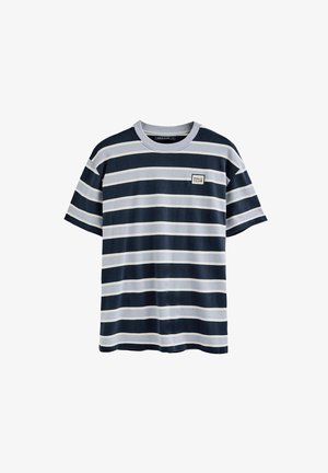 T-shirt a maniche corte in blu navy e righe grigio chiaro. Presenta un collo a girocollo ribattuto e un piccolo logo quadrato sul lato sinistro del petto.