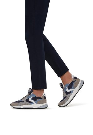 Mehrfarbige Sneakers in Grautönen, Marineblau und Hellblau. Hergestellt aus Wildleder und Mesh mit einer weißen Zwischensohle und einer schwarzen Außensohle.