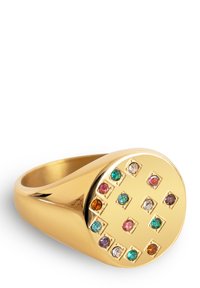 Anillo de oro con una parte superior redondeada que presenta una cuadrícula de piedras de múltiples colores (rosa, verde, naranja, morado, transparente) en engastes cuadrados. Acabado suave.