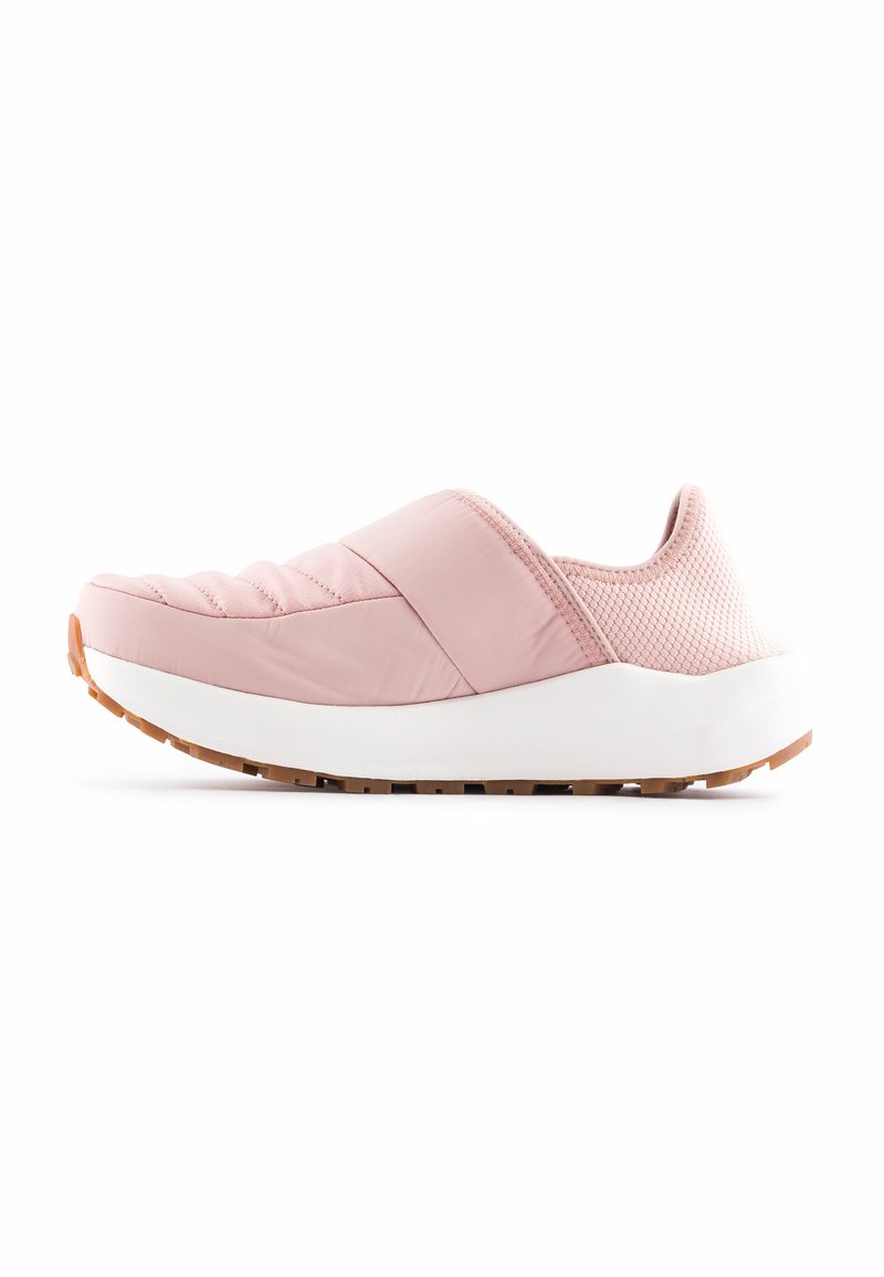 Růžové slip-on tenisky s prošívanou texturou, síťovinovými akcenty a gumovou podrážkou. Mají polstrovanou mezipodešev a zakulacený tvar špičky.
