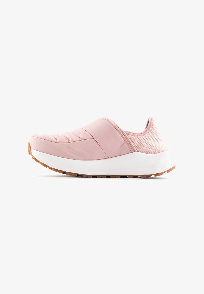 Růžové slip-on tenisky s prošívanou texturou, síťovinovými akcenty a gumovou podrážkou. Mají polstrovanou mezipodešev a zakulacený tvar špičky.