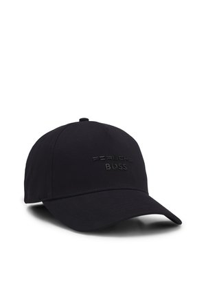 Zwarte baseballpet met gebogen klep en reliëf Porsche Boss-logo aan de voorkant in het midden.